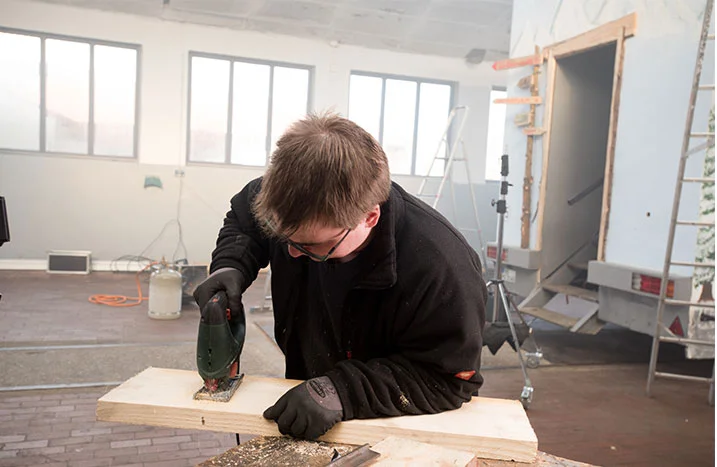 Person sägt Holz mit Stichsäge